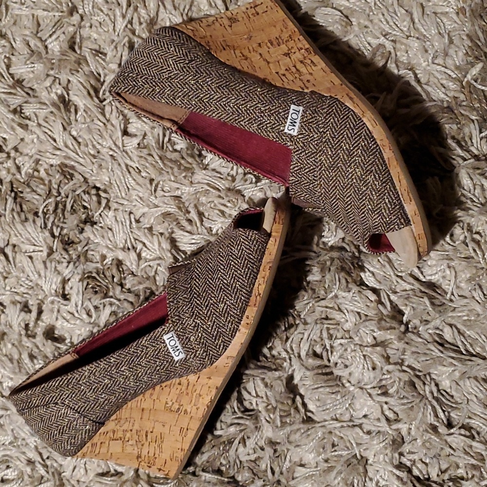 TOMS wedge peep- toe sandal
